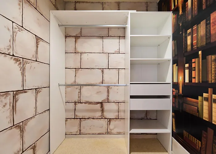 3 Pilliers Car Parking Near Downtown Quiet