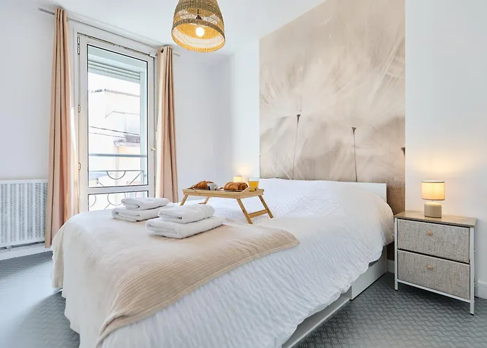 3 Pilliers Car Parking Near Downtown Quiet