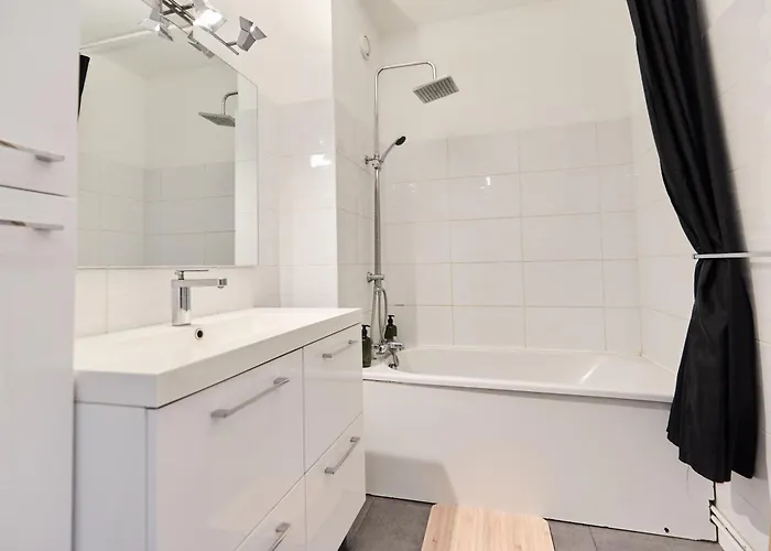 3 Pilliers Car Parking Near Downtown Quiet